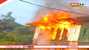 लोहाघाट में आग लगने से दो मंजिला भवन जलकर हुआ राख, ग्रामीण ने भागकर बचाई जान