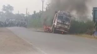 CG NEWS :  आयरन से भरे चलते ट्रक में लगी आग, हादसे के बाद ड्राइवर ने कूदकर बचाई जान।