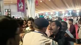 CG News : राष्ट्रीय रामायण महोत्सव में  पुलिस और मीडिया कर्मियों के बीच विवाद ,IPS उदित पुष्कर ने मीडियाकर्मी को दी तमाचा मारने की धमकी
