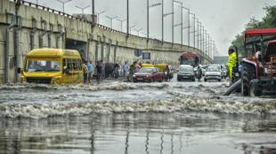 दिल्ली से लेकर केरल तक बरसेंगे बादल, पहाड़ों में बारिश से मची तबाही