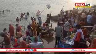 प्रयागराज: बुद्ध पूर्णिमा पर श्रद्धालुओं ने गंगा में लगाई अस्था की डुबकी, किया दान-पुण्य