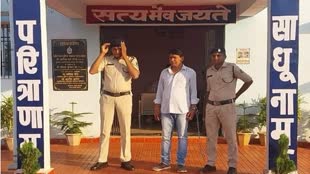 CG NEWS : कॉपी चेक करने के बहाने टीचर ने की नाबालिग छात्रा से अश्लील हरकत, टीचर गिरफ्तार.... 