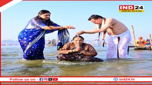 सीएम धामी ने प्रयागराज महाकुंभ में गंगा में लगाई डुबकी