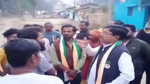 विधायक की प्रचार गाड़ी का युवाओं ने किया विरोध, रोड नही तो वोट नहीं के लगाए नारे