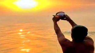सूर्य को अर्ध्य देने या जल चढ़ाने में न करें ये गलतियां, बढ़ेगी परेशानियां