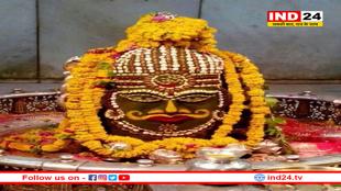 भस्म आरती में बाबा ने मस्तक पर धारण किया ॐ