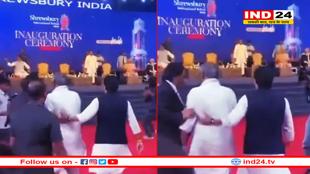 नीचे बैठे दिग्विजय सिंह को हाथ पकड़कर मंच पर ले गए ज्योतिरादित्य सिंधिया