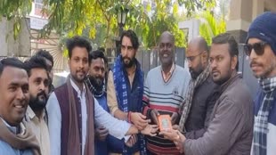 Ram Mandir Inaugration: भाजयुमो कार्यकर्ताओं ने कांग्रेस नेता को भेंट की रामचरित मानस, निमंत्रण पत्र ठुकराने पर कही ये बात