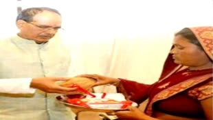 लाड़ली बहना श्रीमती विमला छतरपुर से पैदल आई सीएम शिवराज को राखी बांधने