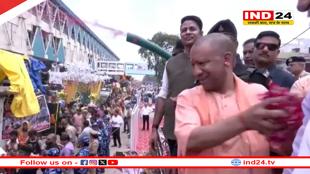 मेरठ में सीएम योगी ने कांवड़ियों पर बरसाए फूल, हेलिकॉप्टर से व्यवस्थाओं का लिया जायजा