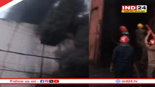 दिल्ली की बवाना फैक्ट्री में आग के बाद धमाके से गिरी इमारत, मची अफरा-तफरी