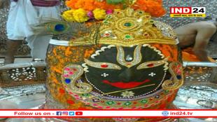 मस्तक पर वैष्णव तिलक लगाया, गले में मोगरे की माला पहनकर सजे बाबा महाकाल