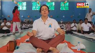 मथुरा: अंतरराष्ट्रीय योग दिवस पर हेमा मालिनी ने कहा – मैं योग करके दूसरों को प्रेरित करने की कोशिश करती हूं
