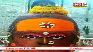 मस्तक पर शिवलिंग लगाकर सजे बाबा महाकाल 