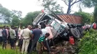 cg news : टायर फटने से ट्रक पेड से टकराई, ड्राइवर की मौके पर हुई दर्दनाक मौत