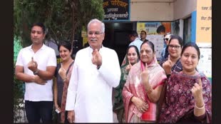 CG NEWS : छत्तीसगढ़ के पूर्व मुख्यमंत्री भूपेश बघेल पहुंचे अपने गांव कुरूदडीह, परिवार के साथ किया मताधिकार का प्रयोग...