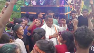 CG NEWS : गणेश प्रतिमा विसर्जन में मंत्री कवासी लखमा ने बच्चों संग DJ की धुन पर जमकर किया डांस....