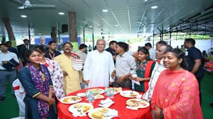 CG News :  मुख्यमंत्री ने सरगुजा से आए मेहमानों को परोसे  छत्तीसगढ़ी  स्वादिष्ट व्यंजन....