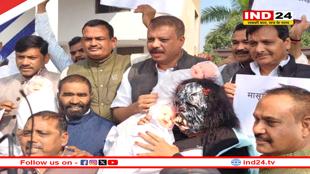 सवालों पर उठे सवाल: कांग्रेस का आरोप—घोटालों से बचने सरकार ने बदले सवाल, गांधी प्रतिमा के सामने ‘सीरप कांड’ पर धरना