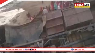 मऊगंज में यात्री बस नदी में गिरी, 20 घायल, 6 की हालत गंभीर