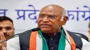 सांसदों के निलंबन पर खड़गे ने किया केंद्र सरकार पर हमला,'आप नहीं छीन सकते हमारे बोलने का अधिकार, हम मिलकर लड़ेंगे' 