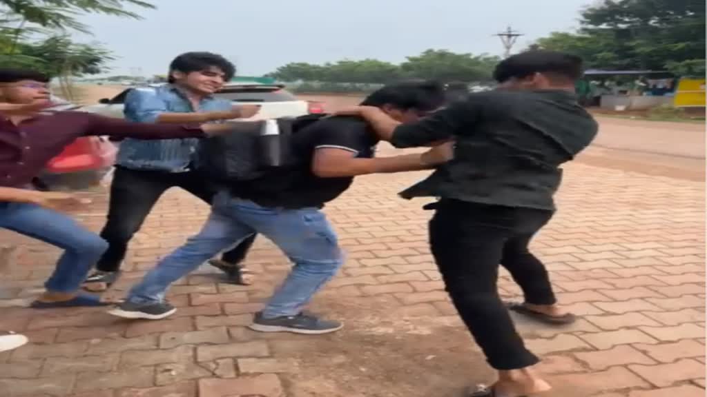 CG NEWS : यूनिवर्सिटी में छात्रों के बीच मारपीट का वीडियो वायरल, चार युवको ने 1 युवक की कर दी बेदम पिटाई