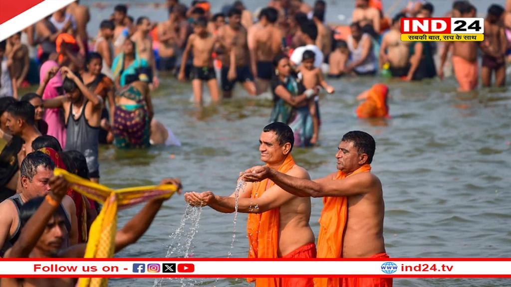 महाशिवरात्रि पर महाकुंभ में महास्नान जारी, श्रद्धालुओं पर हेलिकॉप्टर से फूलों की बारिश