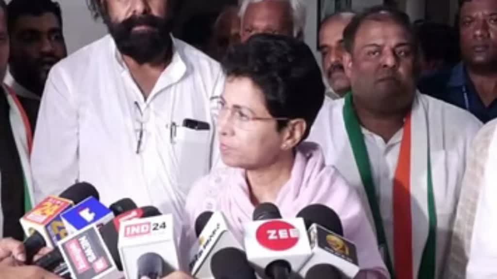 CG NEWS : प्रधानमंत्री नरेंद्र मोदी और अमित शाह के दौरे पर कुमारी सैलजा ने कसा तंज, कहा- जितना भी दौरा कर लें, कांग्रेस को कोई फर्क नहीं पड़ेगा