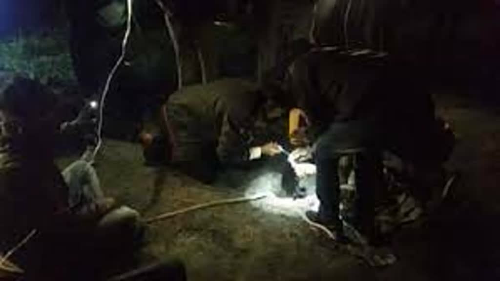 बोरवेल में गिरी बच्ची को देर रात सुरक्षित निकाला गया, करीब 10 घंटे तक चला रेस्क्यू ऑपरेशन