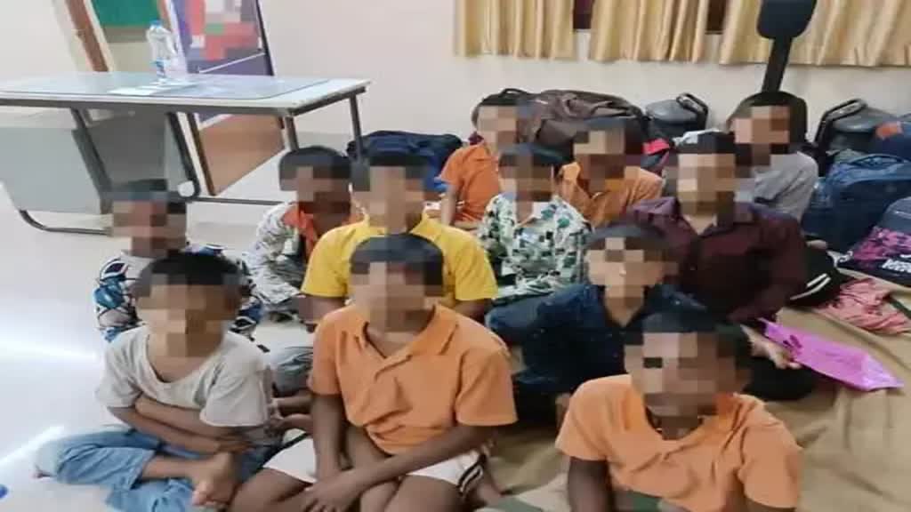 CG NEWS : दुर्ग रेलवे स्टेशन पर लावारिस हालत में मिले गुरुकुल के 12 बच्चे , RPF ने चाइल्ड लाइन को सौंपा...