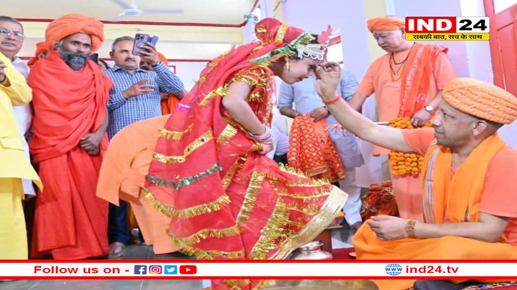 महानवमी पर गोरखनाथ मंदिर में CM योगी ने कन्याओं का किया पूजन