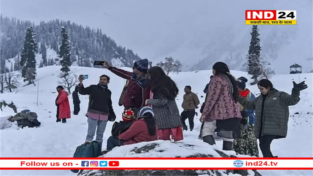 बर्फबारी के कारण बढ़ी कश्मीर की शान, गुलमर्ग में पर्यटकों की भीड़