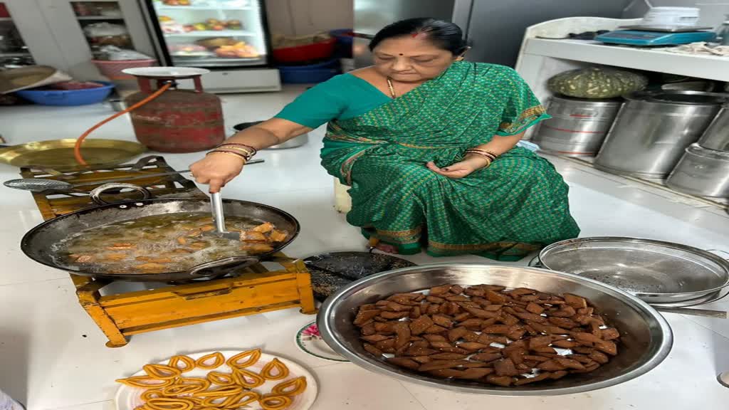 CG NEWS : CM की धर्मपत्नी मुक्तेश्वरी बघेल बना रहीं ठेठरी खुरमी, मुख्यमंत्री भूपेश बघेल ने ट्वीट कर दी पोला तिहार की बधाई