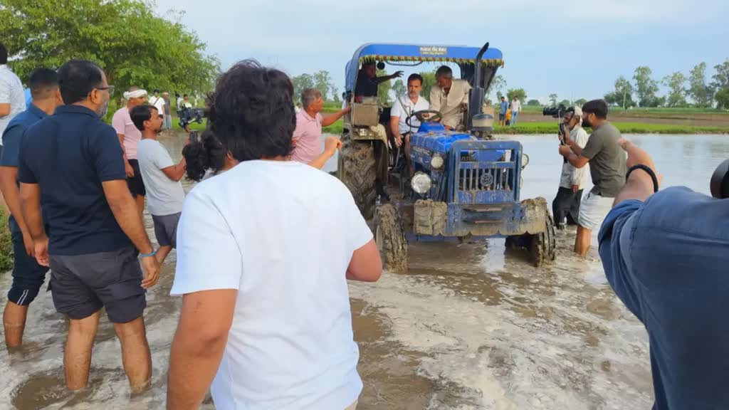 राहुल गांधी का जुदा अंदाज, किसानों के साथ चलाया ट्रैक्टर