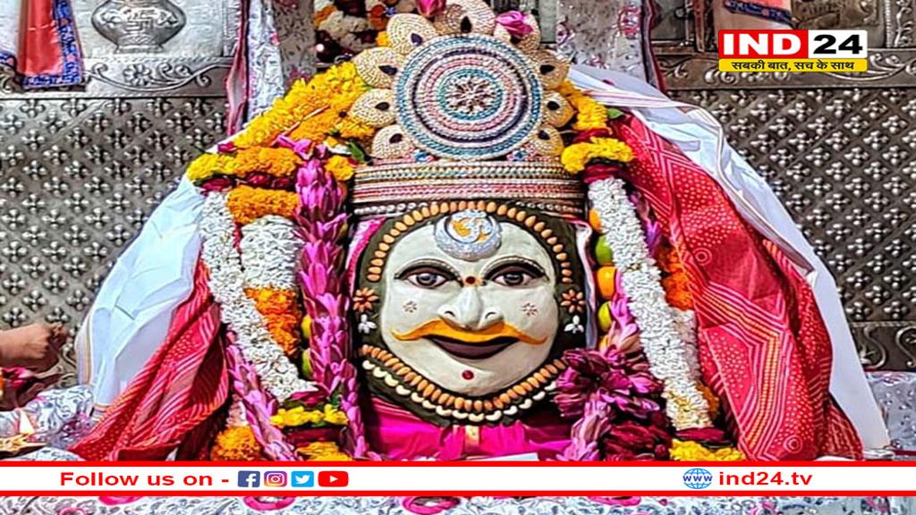 नवरात्रि पंचमी पर पूजन सामग्री से हुआ महाकाल का शृंगार
