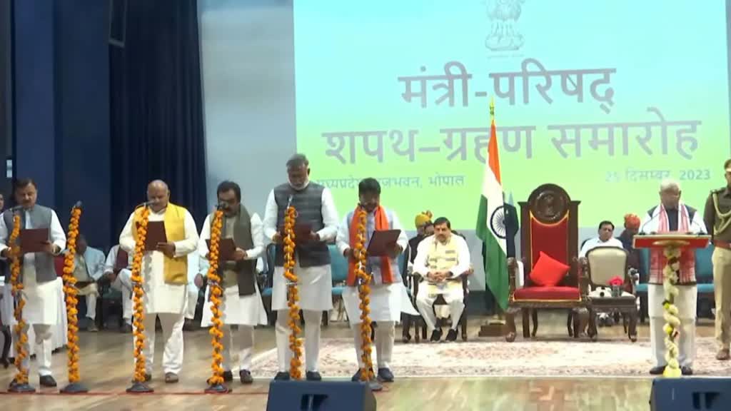 मध्यप्रदेश में 18 कैबिनेट मंत्री, 6 राज्य मंत्री स्वतंत्र प्रभार और 4 राज्य मंत्रियों ने ली शपथ