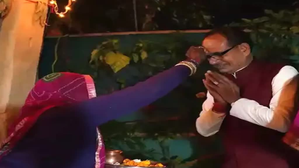 फूल वाली प्रेम बाई के घर अचानक पहुंचे सीएम शिवराज, जाना परिवार का हाल