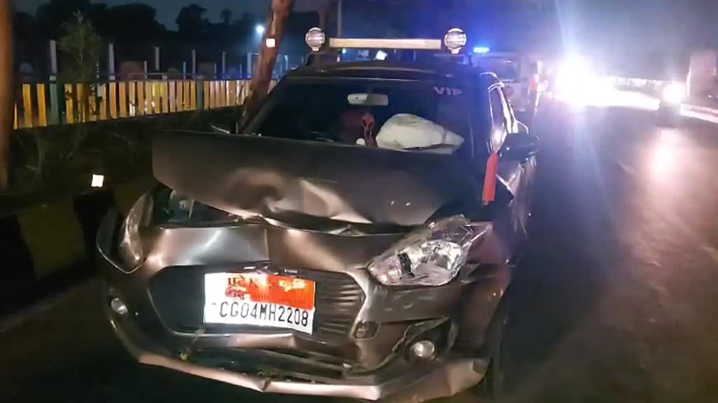 CG NEWS : निगम की लापरवाही के चलते हुआ हादसा, दो कार आपस में भिड़े।