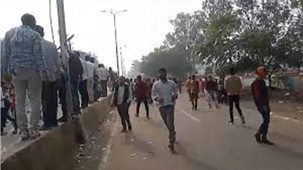 मतगणना केंद्र के बाहर पथराव, पुलिस ने छोड़े आंसू गैस के गोले, हालात सामान्य