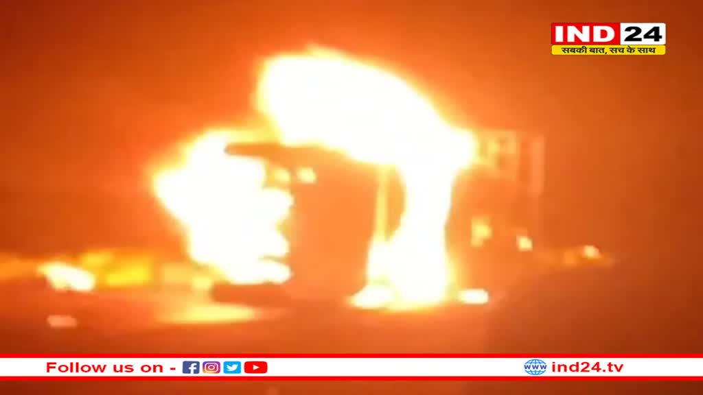 बियर से भरी तेज रफ्तार पिकअप पलटी, अचानक लगी भीषण आग