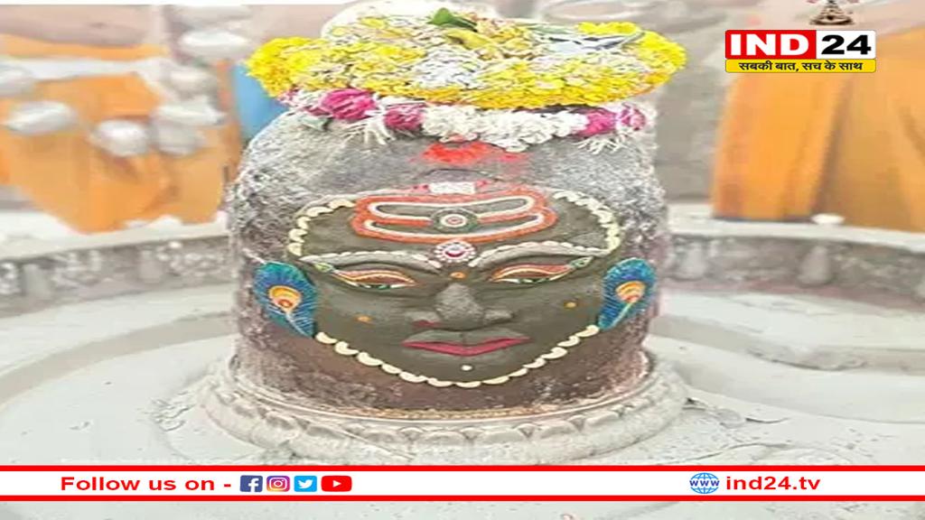 मस्तक पर त्रिपुंड कानों में मोर पंख धारण कर सजे बाबा महाकाल