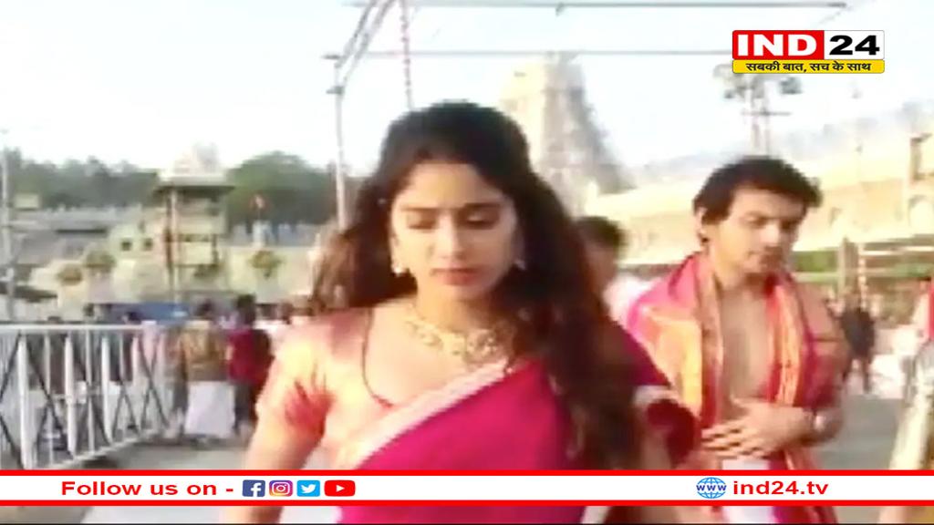 श्रीदेवी के जन्मदिन पर संस्कारी बेटी बन जाह्नवी ने निभाया वादा, हाफ साड़ी पहन पहुंचीं तिरुपति