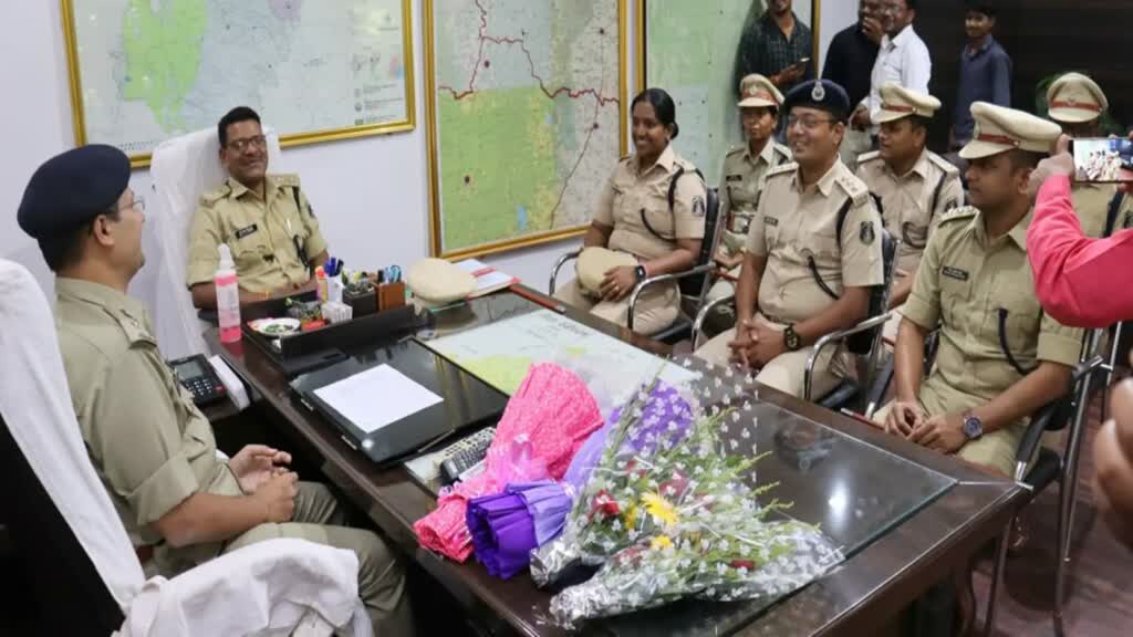 CG News :  दुर्ग SP अभिषेक पल्लव ने तबादले के बाद संभाली कवर्धा जिले की कमान....