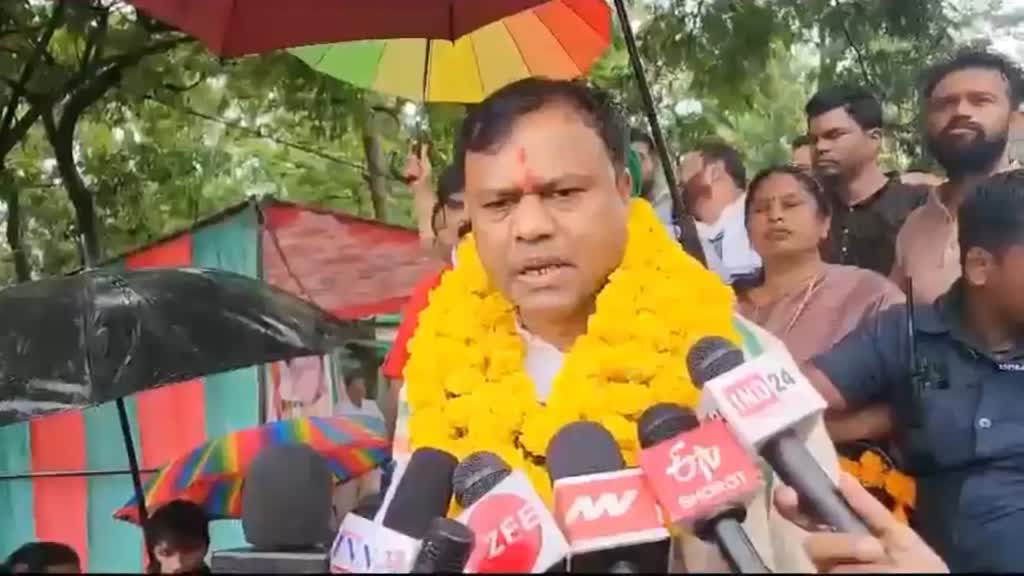 CG NEWS : प्रदेश अध्यक्ष बनने के बाद पहली बार जगदलपुर पहुंचे दीपक बैज ने  दिया बड़ा बयान...रायपुर में नग्न प्रदर्शन करने वालो को बताया बीजेपी की बी टीम