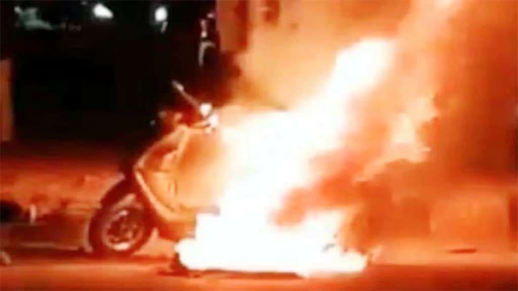 CG NEWS :  इलेक्ट्रिक स्कूटर में चार्जिंग के दौरान जोरदार ब्लास्ट, जलकर हुआ खाक...
