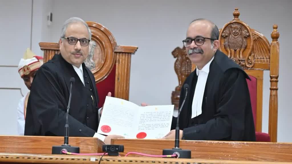 CG NEWS : छत्तीसगढ़ के मुख्य न्यायाधीश रमेश सिन्हा ने एक स्थायी जज और दो एडिशनल जज को दिलाई शपथ