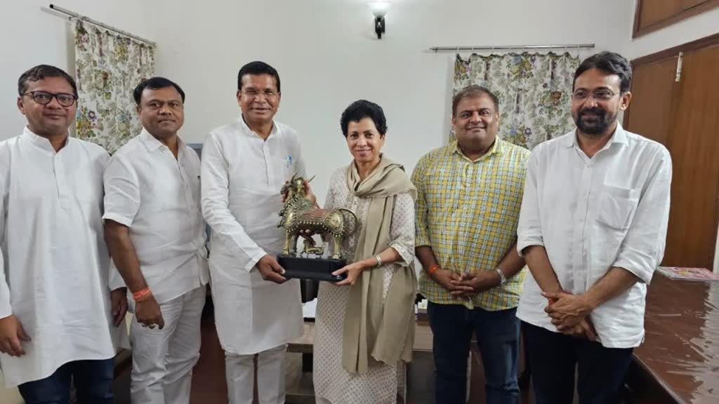 CG NEWS : मंत्री बनने के बाद पहली बार दिल्ली पहुंचे मोहन मरकाम, कांग्रेस अध्यक्ष खरगे और कुमारी सैलजा से की मुलाकात 