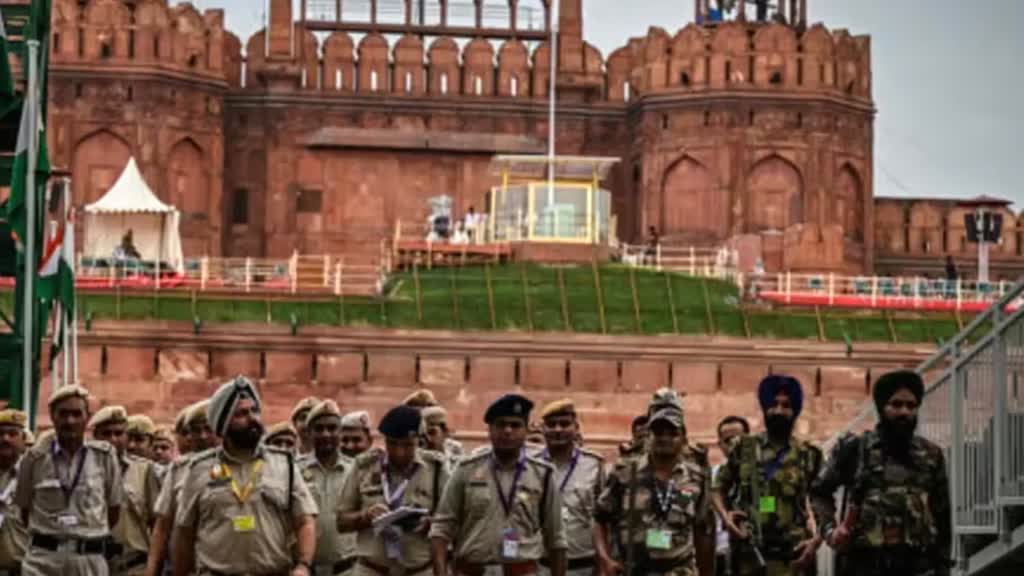 स्वतंत्रता दिवस से पहले दिल्ली में कड़ी सुरक्षा के इंतजाम, 10,000 से ज्यादा पुलिसकर्मी होंगे तैनात, AI से होगी चेहरो की पहचान 