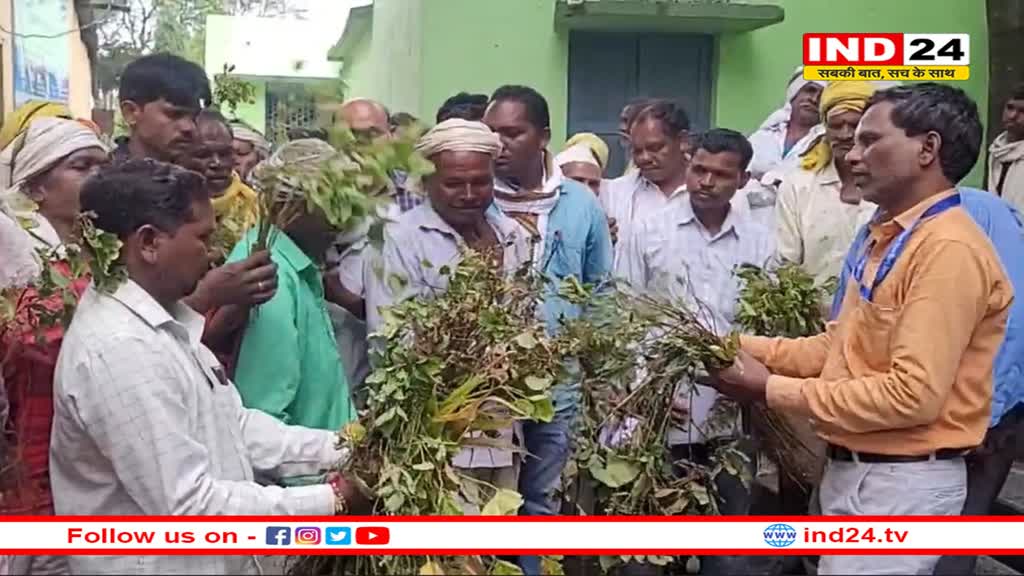 अधिकारी के पैरों में देश का किसान- बेबसी की तस्वीर भावुक कर देगी