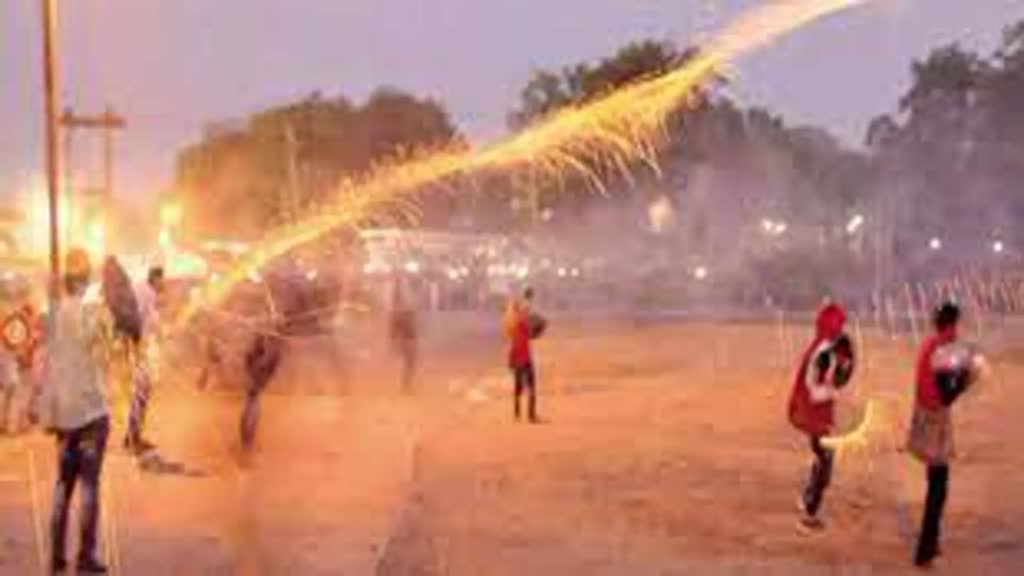 गले मिलकर कलंगी और तुर्रा में होता है युद्ध, जिसके हिंगोट पहले खत्म वो विजेता